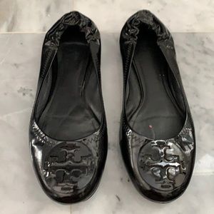 Tory Burch Patent Leather ballet flat w logo. 9m fits more like 8 1/2